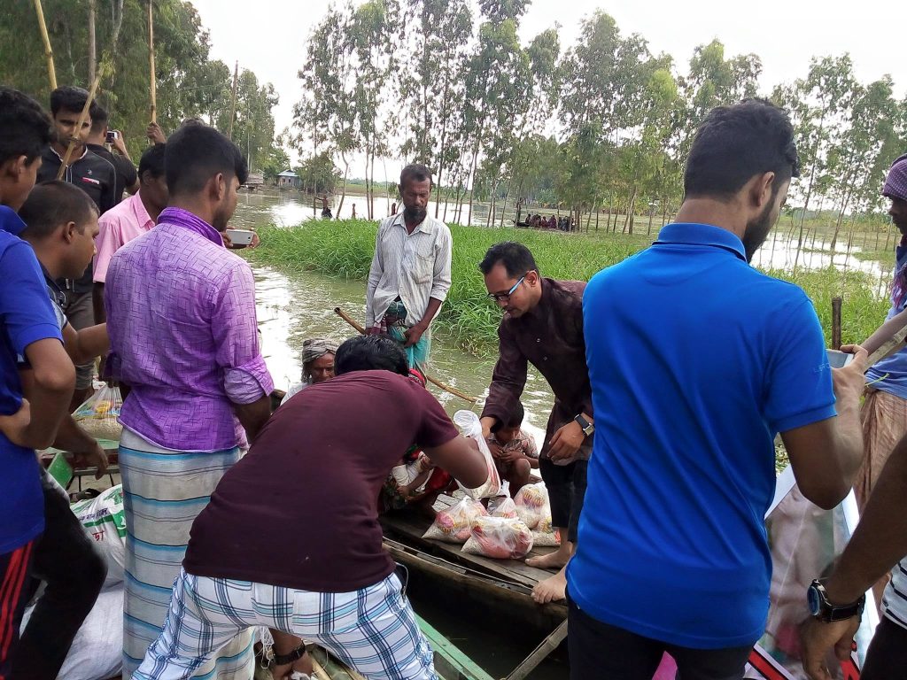 বন্যায় ক্ষতিগ্রস্ত ৩০০ পরিবারের পাশে দাঁড়াল ” আমীর আলী মাস্টার ও হাসনা বেগম ফাউন্ডেশন”